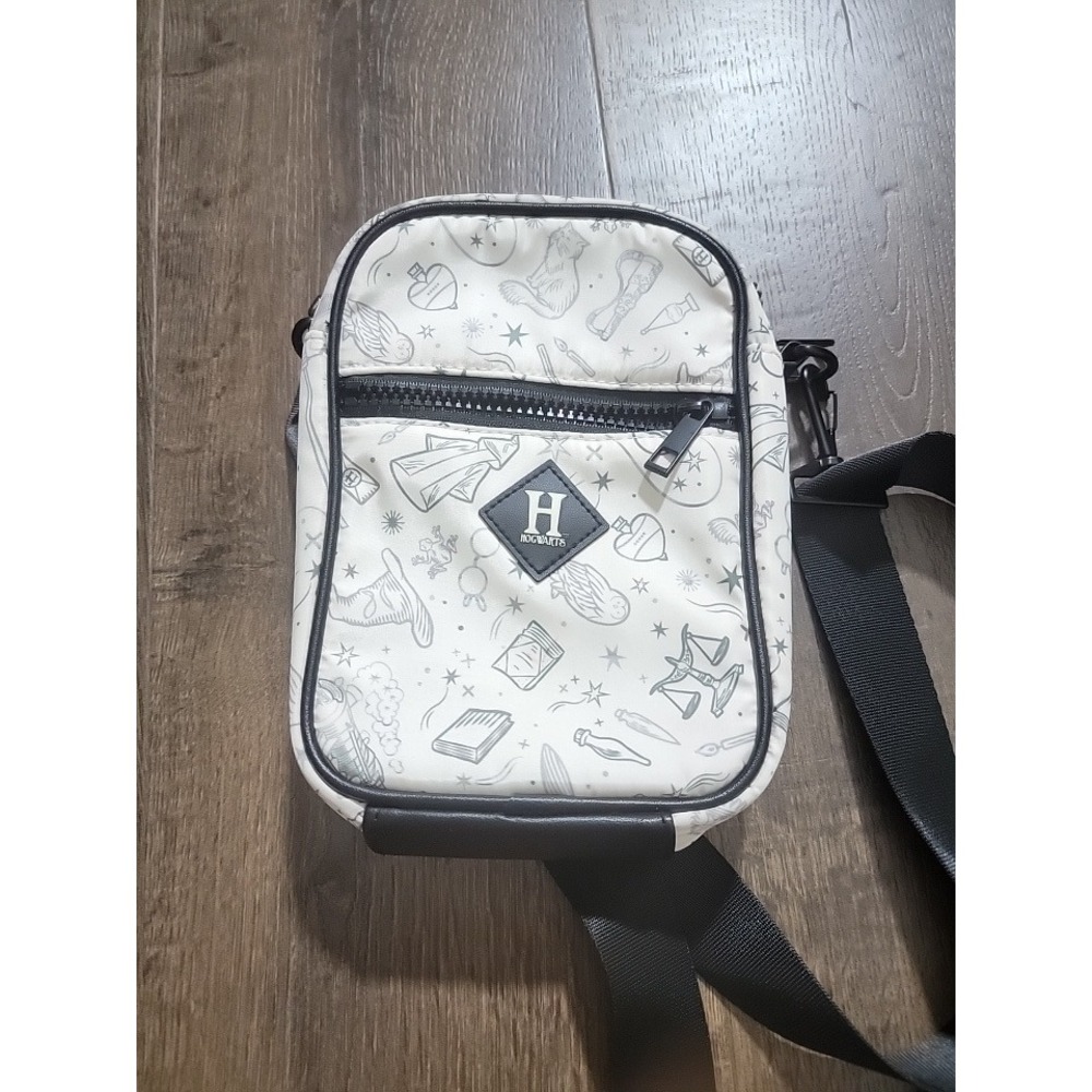 Harry Potter Hogwarts Bioworld Crossbody Bag Cream Black AOP Messenger Travel